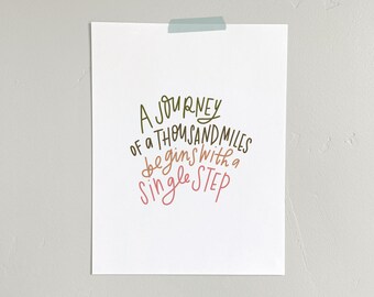 Arte de pared de cita imprimible / Un viaje de mil millas / Color / Cita moderna con letras a mano