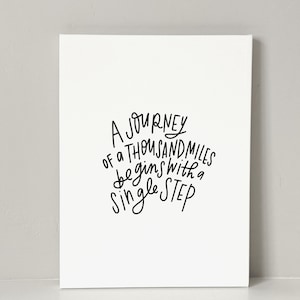 Druckbare Zitat Wandkunst | Eine Reise von tausend Meilen | Schwarz & Weiß | Modernes Handlettering Zitat