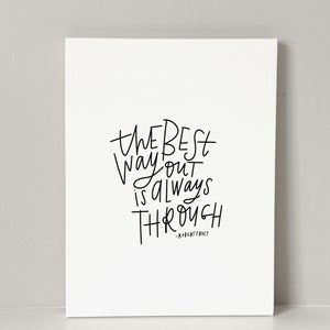 Puede incluir: Impresi&oacute;n tipogr&aacute;fica en blanco y negro con la cita "La mejor manera de salir es siempre a trav&eacute;s" - Robert Frost.