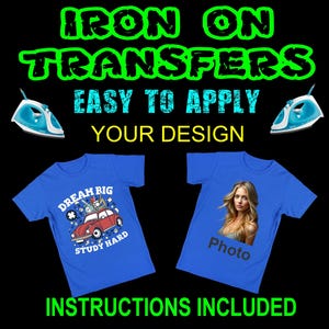 Könnte beinhalten: Zwei blaue T-Shirts mit Bügelbildern. Ein Shirt zeigt eine Cartoon-Illustration eines Autos mit dem Text "Dream Big Study Hard". Das andere Shirt hat ein Foto einer Frau mit dem Wort "Photo" darunter. Das Bild enthält auch zwei Bügeleisen und den Text "Iron On Transfers Easy To Apply Your Design Instructions Included".