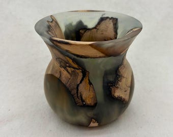 Vaso in resina color rovere, opera d'arte in legno con resina verde fumo, pezzo unico realizzato al tornio.