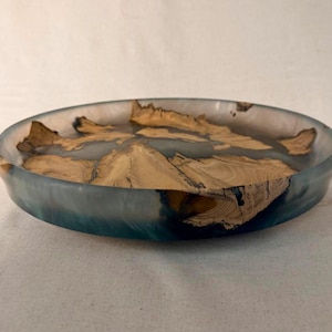 Piatto in radice d'albero tornito a mano ed epossidico con pigmento di carbone Titanic, arte funzionale