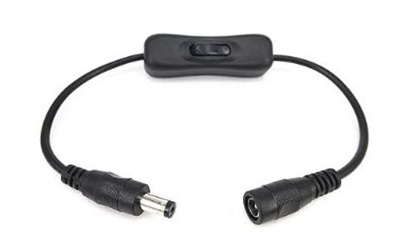 Peut inclure: C&acirc;ble d'alimentation CC noir avec interrupteur. Le c&acirc;ble comporte un connecteur m&acirc;le et femelle &agrave; chaque extr&eacute;mit&eacute; et un interrupteur &agrave; bascule noir au milieu. Les connecteurs sont cylindriques.