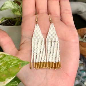Gold und weiße Perlen Fransen Ohrringe, Boho minimalistische Ohrringe, mittellange Perlen Quastenohrringe, Hochzeit Braut Ohrringe