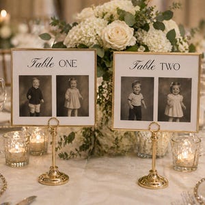 Puede incluir: Dos carteles dorados con n&uacute;meros de mesa con fotos vintage de ni&ntilde;os. Los carteles dicen "Table One" y "Table Two". Los carteles est&aacute;n sobre soportes dorados, rodeados de flores, velas y cristaler&iacute;a.