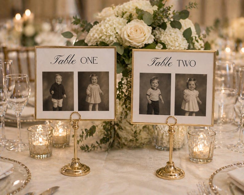Puede incluir: Dos carteles dorados con n&uacute;meros de mesa con fotos vintage de ni&ntilde;os. Los carteles dicen "Table One" y "Table Two". Los carteles est&aacute;n sobre soportes dorados, rodeados de flores, velas y cristaler&iacute;a.