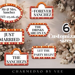 Puede incluir: Conjunto de seis accesorios personalizables para fotomatón. Cada accesorio presenta bordes rojos con bombillas iluminadas y texto blanco, incluyendo "Mr & Mrs. Sanchez" y "Just Married". El fondo está decorado con arreglos florales.