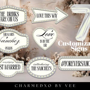Puede incluir: Un conjunto de letreros de boda personalizables con textos como "The Drinks Are On Us", "Love This Way" y "Just Married". Los letreros tienen un borde gris claro con pequeñas luces y están sobre un fondo floral.