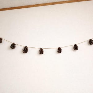 Guirnalda de piñas naturales y cordel teñido con plantas / Decoración estilo cottagecore de bosque / Tapiz rústico neutro / Decoración del hogar inspirada en el bosque