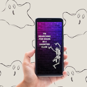 Könnte beinhalten: Ein Smartphone zeigt ein Leuchtreklameschild mit der Aufschrift "Ich suche nach Zeichen in einem Spukhaus" mit einem tanzenden Skelett vor einer Backsteinmauer. Der Hintergrund ist hellgrau mit handgezeichneten Geisterumrissen.