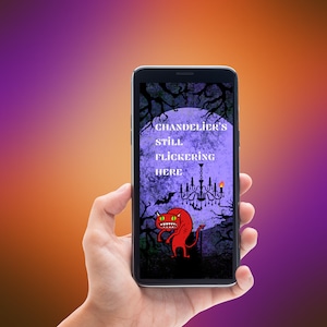 Könnte beinhalten: Ein Smartphone, auf dem eine digitale Halloween-Illustration angezeigt wird. Das Bild zeigt einen roten Teufel mit einem breiten Grinsen, einen Kronleuchter mit brennenden Kerzen und den Text "Chandelier's Still Flickering Here".