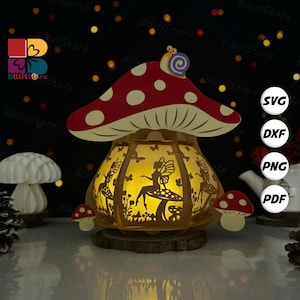 Può includere: Una lampada a forma di fungo stravagante con un cappello rosso e pois bianchi, con un design a silhouette di fata. La lampada è realizzata in legno e poggia su una base di legno. L'immagine include il testo "BGirlStore" e le opzioni di tipo di file: SVG, DXF, PNG e PDF.