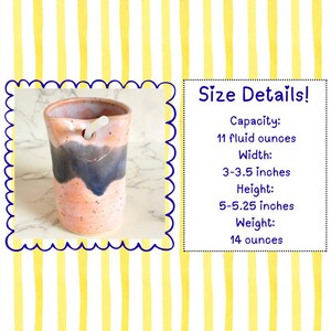 Puede incluir: Un vaso de cer&aacute;mica hecho a mano con un dise&ntilde;o &uacute;nico. La taza presenta una combinaci&oacute;n de colores rosa y azul con una pajita blanca. El texto "Size Details!" es visible, junto con las medidas de capacidad, ancho, alto y peso.