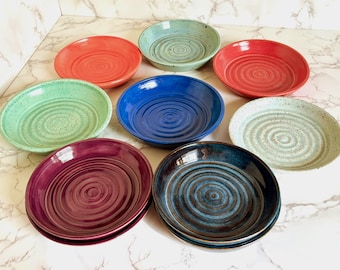 Platos pequeños de cerámica coloridos para mascotas con crestas para mayor tracción. Hechos a mano, aptos para lavavajillas, ideales para mascotas mayores.