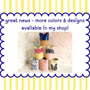 Puede incluir: Una pila de vasos de cer&aacute;mica coloridos con pajitas. Los vasos tienen varios dise&ntilde;os y colores, incluyendo azul, rosa y estampados florales. La imagen incluye el texto: "great news - more colors & designs available in my shop!"