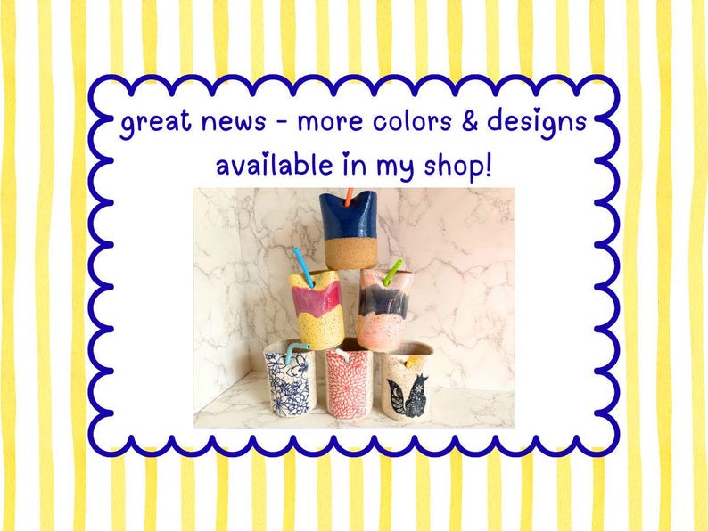 Puede incluir: Una pila de vasos de cer&aacute;mica coloridos con pajitas. Los vasos tienen varios dise&ntilde;os y colores, incluyendo azul, rosa y estampados florales. La imagen incluye el texto: "great news - more colors & designs available in my shop!"