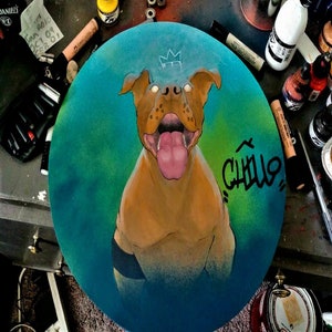Hondentags: 'King Me' origineel Staffordshire Terrier cirkel mdf-bord anthro blauw en groen graffiti karakter kunst schilderij