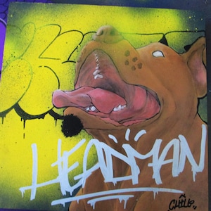 Hondentags: 'Hoofdman' originele Staffordshire Terrier geel en zwart zilver graffiti throwie karakter kunst schilderij