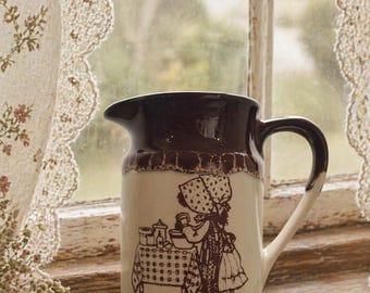 Jarra de crema de gres Holly Hobbie • Hogar y chimenea • Decoración coleccionable de los años 70
