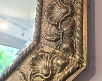 Espejo antiguo de latón repujado: marco ornamentado en relieve, década de 1910.