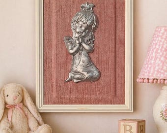 Placa de yeso vintage con la imagen de una niña rezando • Decoración infantil de mediados de siglo • Arte de pared retro