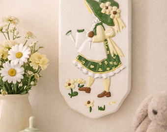 Placa de cerámica vintage de los años 70 con regadera de niña • Decoración de pared infantil estilo cottagecore