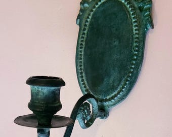 Aplique de pared vintage para velas • Soporte de metal con forma de lazo y pátina verde, aplique cónico ornamentado