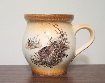 Taza de cerámica vintage con diseño de conejo • Taza de café con escena de caza en el bosque de los años 70