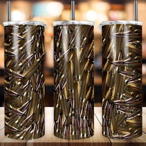 Puede incluir: Tres vasos de acero inoxidable con un diseño de casquillos de bala dorados y plateados. Los vasos están sobre una superficie de madera.