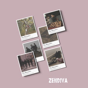Può includere: Cinque foto di stile Polaroid con un bordo bianco e testo nero che recita "The Marauders". Le foto mostrano un gruppo di persone in ambientazioni diverse, tra cui un albero, una scacchiera, una strada e un paio di scarpe.
