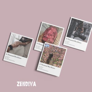 以下が含まれることがあります： 白地の長方形のカードが4枚、画像とテキストが配置され、モーヴ色の表面に配置されています。各カードには異なる画像があり、手、ピンク色のアイテムが入った瓶、カメラを持った人、木の下にいる人などが含まれています。「A Thousand Boy Kisses」のテキストが表示されています。