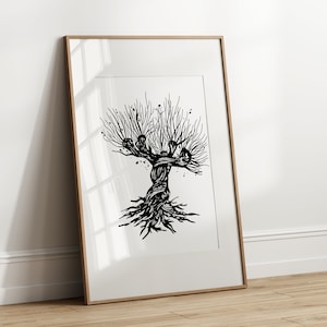 Può includere: Stampa in bianco e nero di arte lineare di un albero con rami e radici contorti. L'albero è incorniciato in una cornice di legno chiaro.