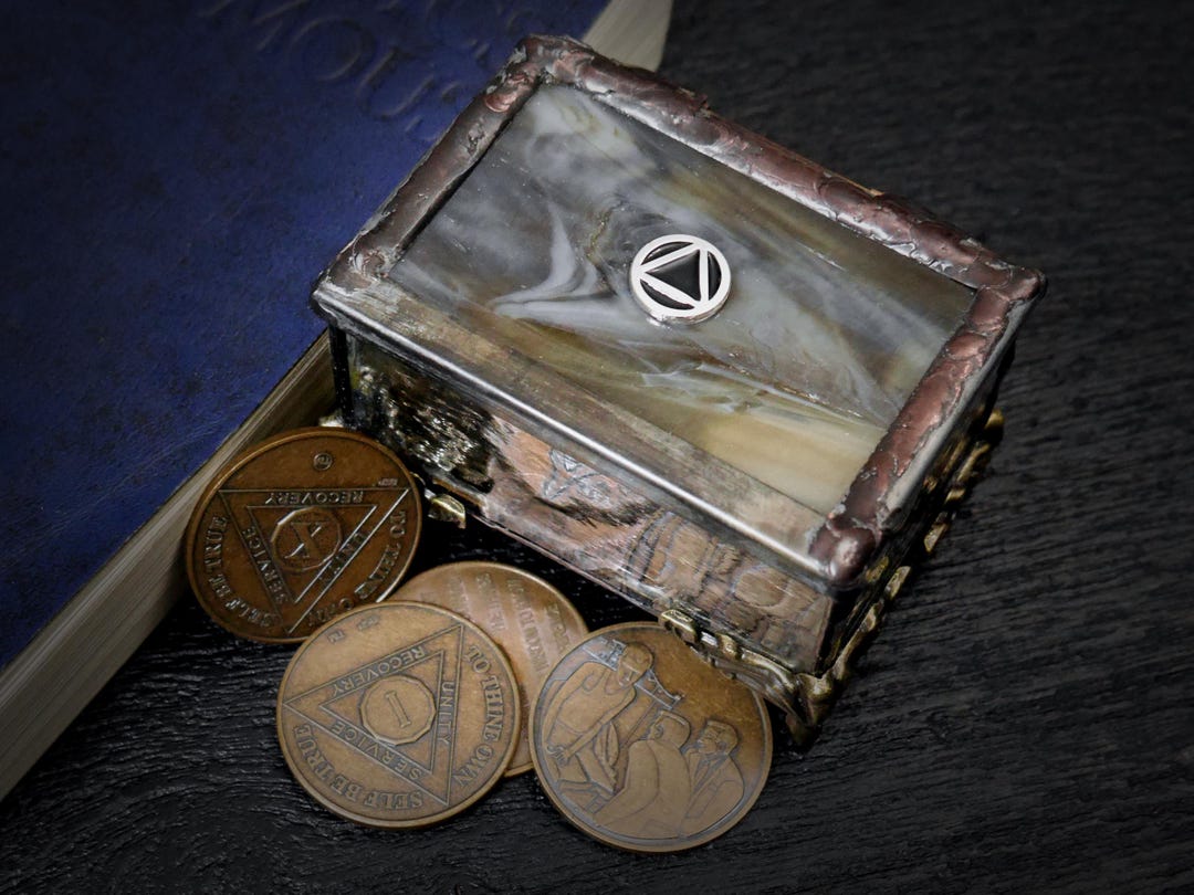 Foreign Language Alcoholics Anonymous AA Coins: Unique Sobriety Gifts In 8 Languages With Gift Box - Available For All Years - Foto 8