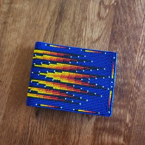 Cartera para hombre con cuentas y diseño de pluma de águila