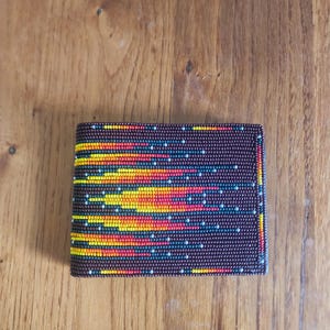Cartera de hombre con apliques de cuentas