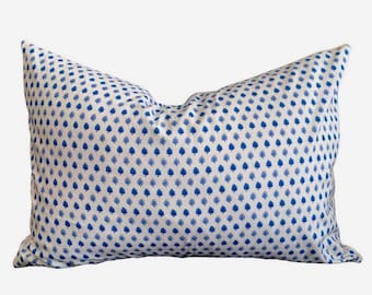 Könnte beinhalten: Ein weißes Kissen mit einem blauen Blumenmuster. Das Kissen ist rechteckig und hat eine weiche, plüschige Textur.