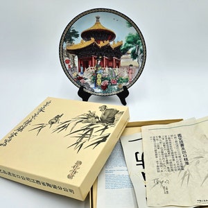 Plato en caja de porcelana imperial de Jingdezhen &quot;Pabellón de los 10.000 manantiales&quot;
