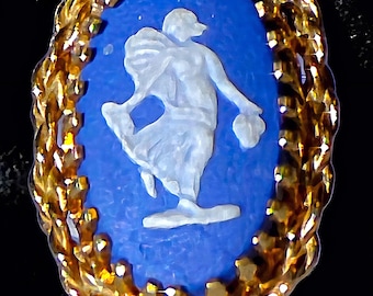 Broche vintage Wedgwood em jaspe azul com camafeu, modelo pequeno e clássico, fabricado na Inglaterra.