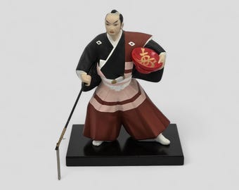 Autentica statuetta di samurai dell'associazione Hakata Doll con Yari e supporto in legno staccabile