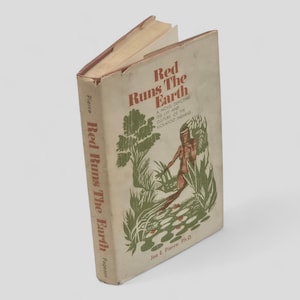 Puede incluir: Un libro titulado "Red Runs The Earth" de Joe S. Pierce, Ph.D. La portada presenta una ilustración colorida de una mujer nativa americana de pie en un arroyo con vegetación verde.