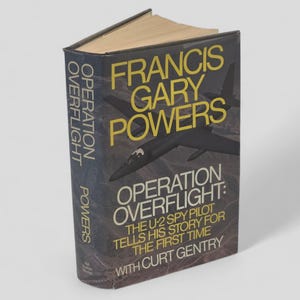 Könnte beinhalten: Ein schwarzer und weißer Buchumschlag mit gelbem Titel "Operation Overflight: Der U-2-Spionagepilot erzählt seine Geschichte zum ersten Mal" von Francis Gary Powers mit Curt Gentry.