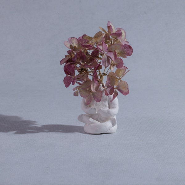 Handmade, air-dry clay vase with dried hydrangea flowers Asana