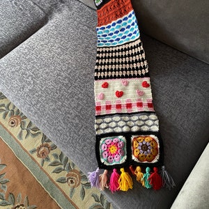 Ręcznie robiony szalik babciny kwadratowy na szydełku: kolorowy szal retro