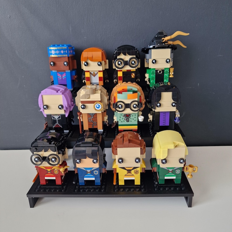 Puede incluir: Un conjunto de 12 minifiguras de personajes de Harry Potter, cada una con detalles y accesorios &uacute;nicos. Las figuras est&aacute;n dispuestas en un expositor de tres niveles.