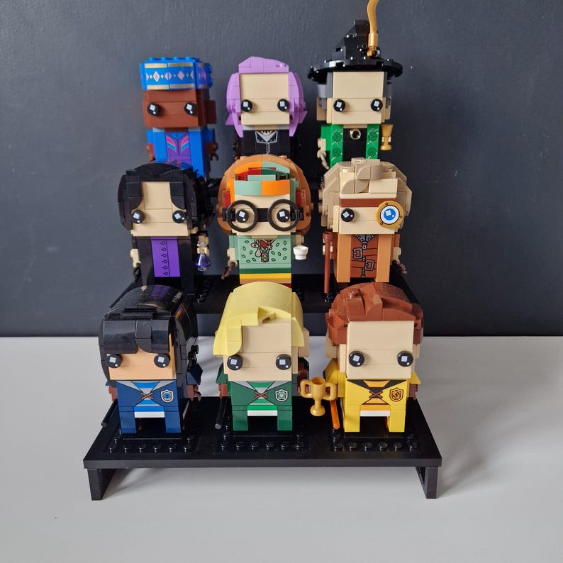 Puede incluir: Un conjunto de diez minifiguras, cada una con un dise&ntilde;o y una combinaci&oacute;n de colores &uacute;nicos. Las minifiguras se muestran en un soporte negro con un fondo blanco. Las minifiguras llevan todas diferentes atuendos y accesorios.