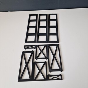 Puede incluir: Modelo de estructura de armadura impreso en 3D en negro. El modelo est&aacute; formado por varias piezas que se pueden ensamblar para crear una variedad de formas.