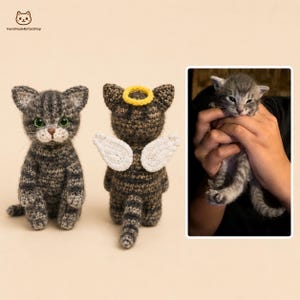 Pode incluir: Duas figuras de gato malhado feitas de crochê. Uma é mostrada de frente com olhos verdes, e a outra de costas com uma auréola amarela e asas brancas. Ao lado há uma fotografia de um pequeno gatinho malhado cinza sendo segurado.