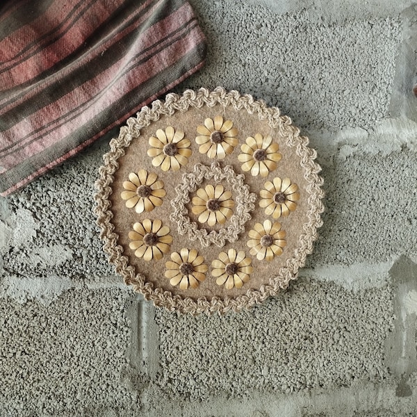 Retro Decorative Wall Decor, Soviet Vintage, Hemp Woven Wall Panel, Flower Design, Round Decoration, Hemp Knit on Cardboard, ø13''