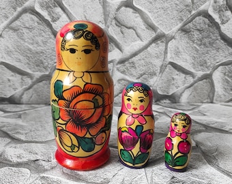 Retro Wooden Matryoshka, Set of 3 Traditional Russian Nesting Dolls, Old Matryoshka, Painted Matryoshka Dolls, Gift for Her, Souvenir