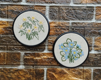 Flower Wall Art, Retro Set of Two Wall Panels, Flower Embroidery, Flower Gift, Hoop Embroidery with Flowers, Round Wall Decoration